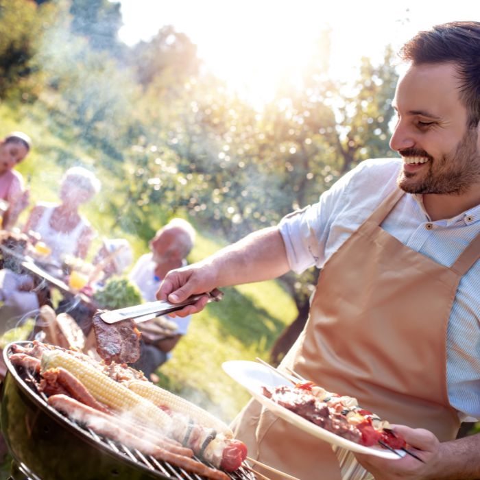 ena-taksidi-sta-thrylika-styl-tou-bbq